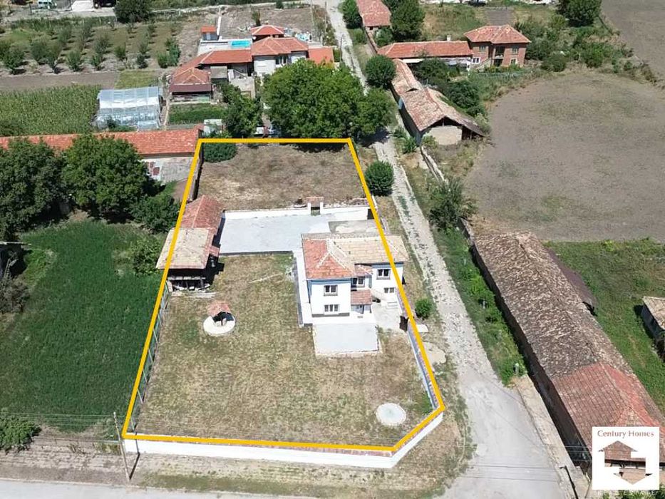 145332 Частично реновирана къща с голям двор, стопански постройки и кладенец в с. Страхилово