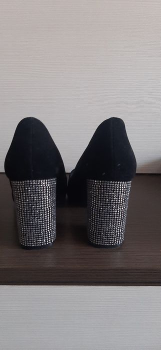 Pantofi cu toc purtați o singură dată