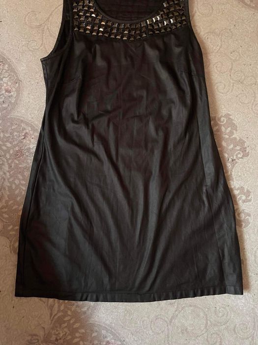 Продавам рокля minimum