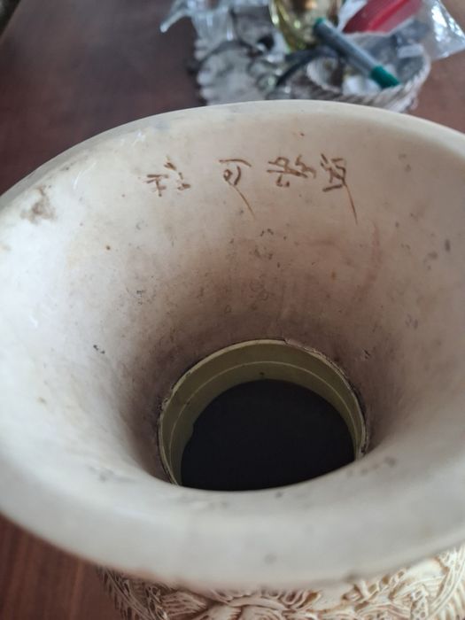 Vaza veche chinezeasca  din material compozit semnata