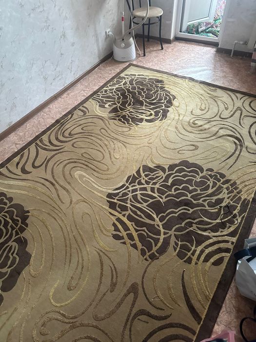 Коричневый ковер б/у