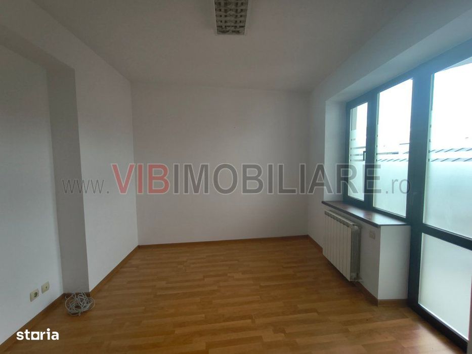 Apartament cu 3 camere, 80 mp, nemobilat - pentru birouri - Zona Piața