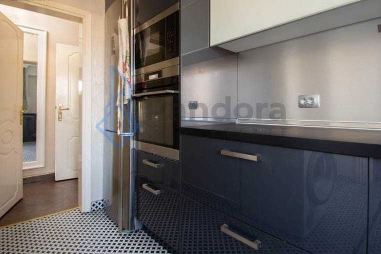 Дава се под наем Тристаен апартамент в София, Медицинска академия - 100 кв.м за 1969 € - Снимка #3