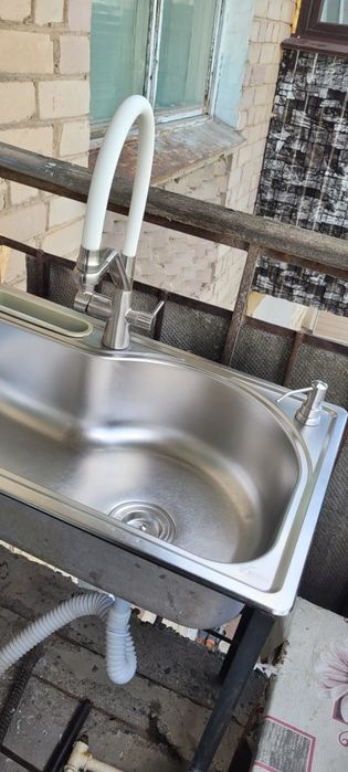 Мойка со смисителем и дозатором.