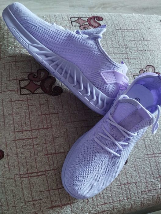 Продавам дамски маратонки