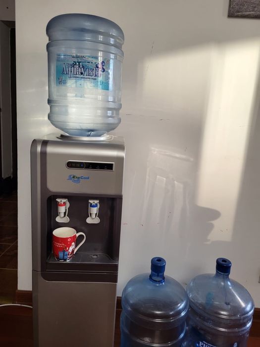 Диспенсер с бутылями