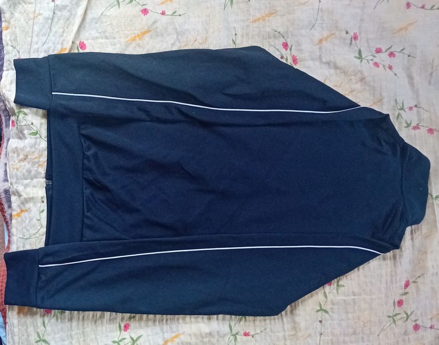 Vând trening Real madrid în stare bună