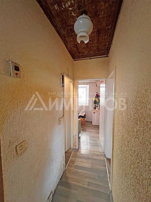 Продава тристаен апартамент 77 кв.м. в саниран блок в гр. Нови пазар.