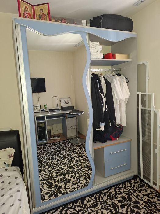 Vând pat 160/2 m+ sifonier 220 înălțime/160 latime/60 adâncime.