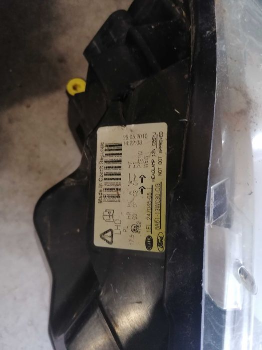 Far ford fiesta stanga 2014 cu lupa