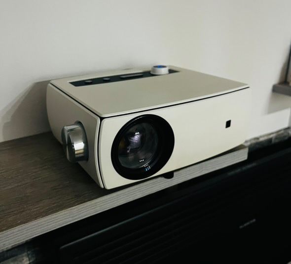 Videoproiector LOOSAFE cu ecran de proiectie 90”.  4:3