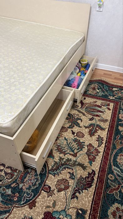 Продам спальный гарнитур