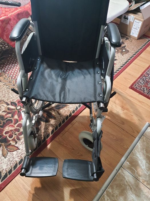 Vând cărucior nou pentru persoane cu dizabilități