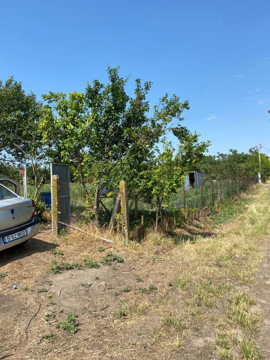 Teren pe malul lacului !!