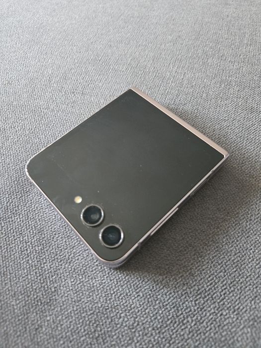 Телефон Samsung Galaxy Z Flip 5 за ремонт или за части.
