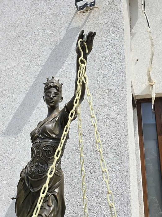 Jardiniera de agățat în terasa din metal.