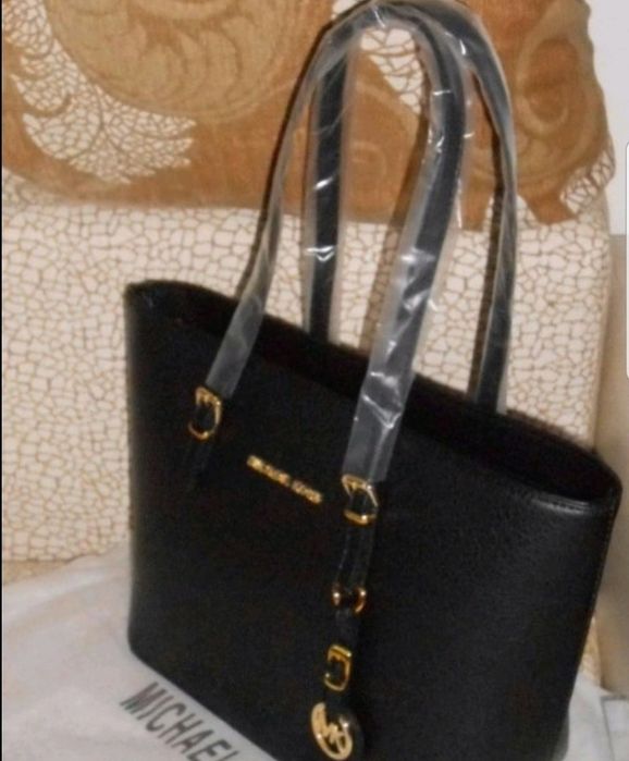 Geanta damă, model classic,logo metalic auriu, saculet, etichetă