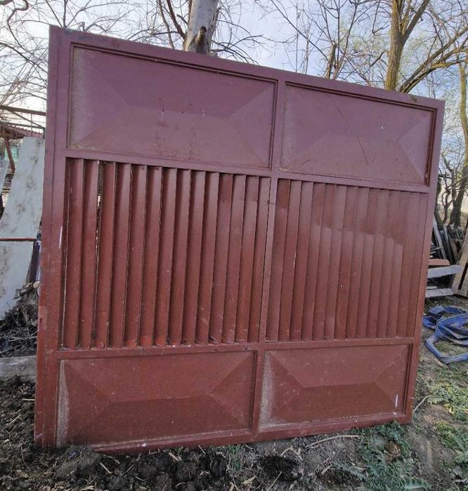 Poartă metalică masivă