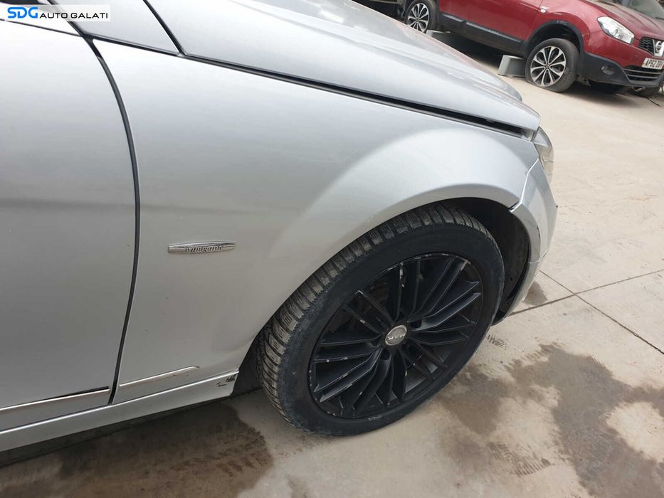 Aripa Dreapta Fata cu Imperfectiuni Mercedes Clasa C Class W204 2007 - 2014 Culoare C775 Iridium Silver Metallic [K1537]