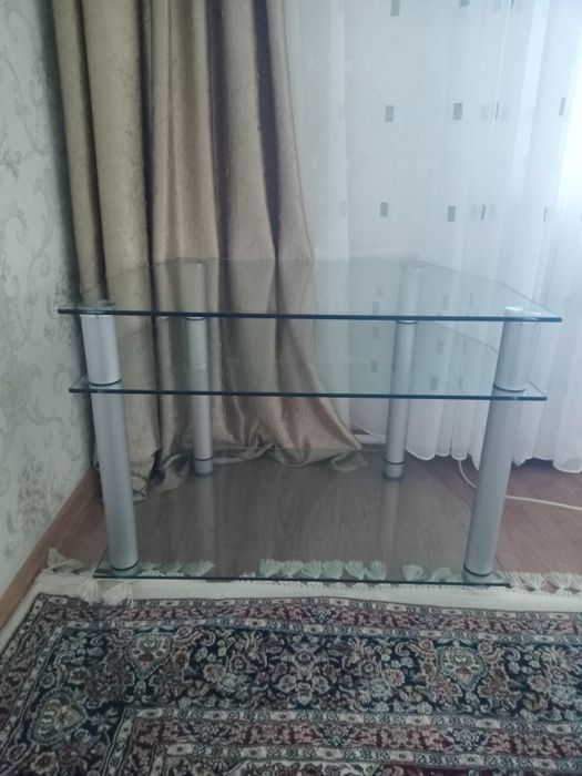 Продам стеклянный стол под телевизор