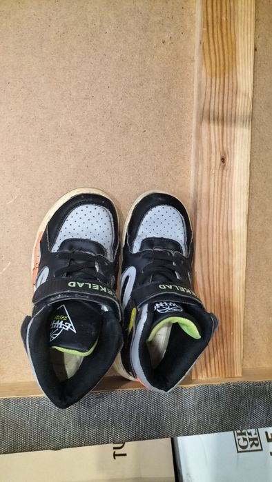 Продам ботинки  на 7-9 лет.