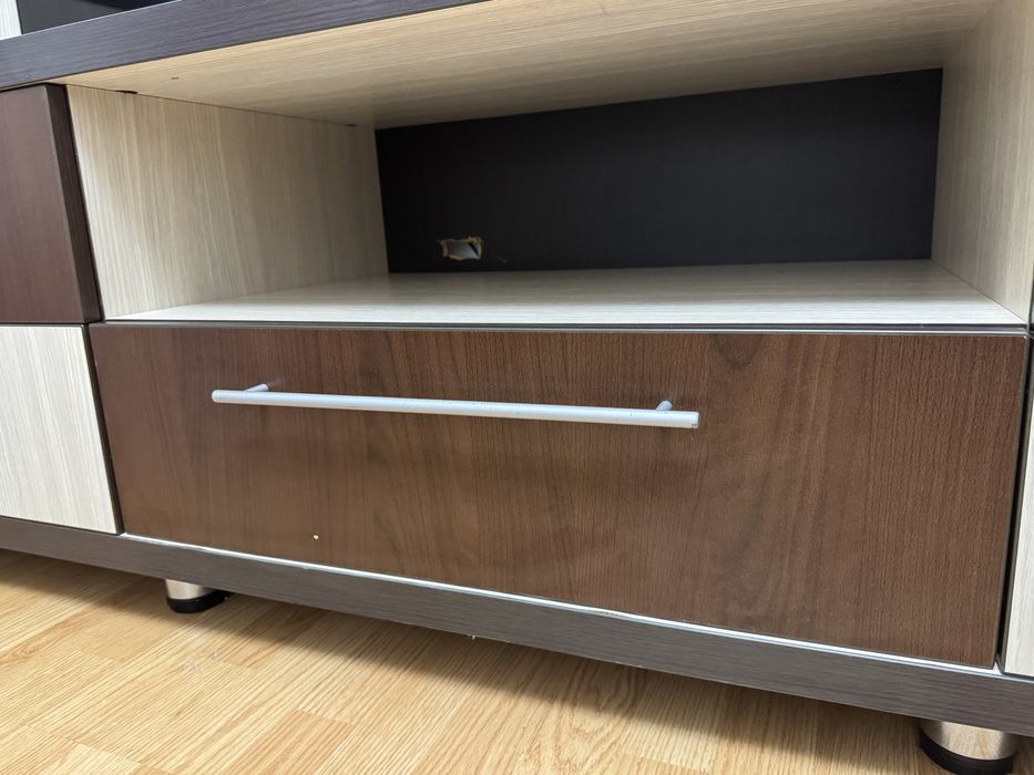 Vând mobilă living – set complet (comoda TV + corpuri suspendate)