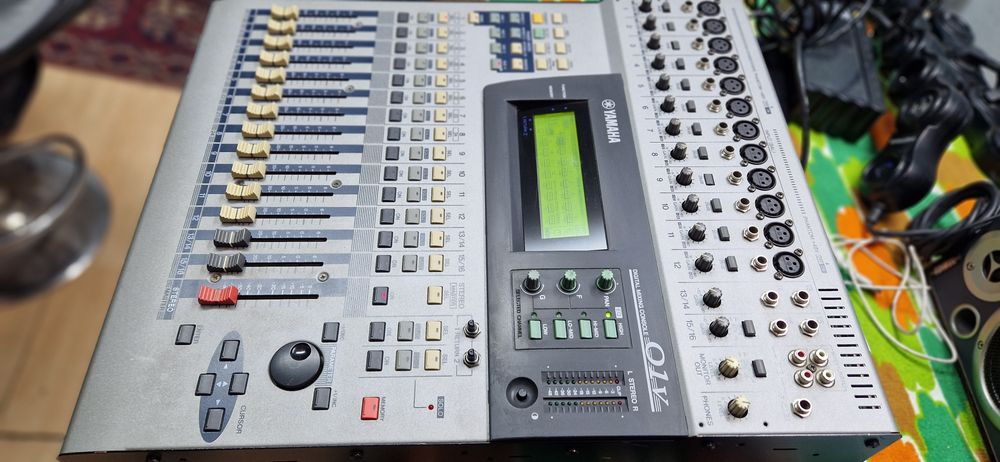 Yamaha 01v digotal mixer