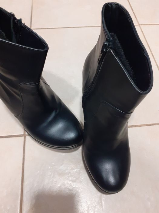 Черни елегантни боти