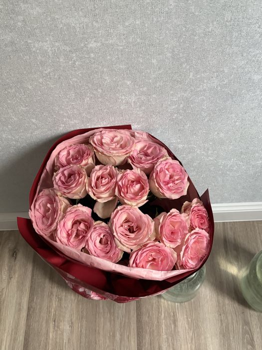 Цветы свежие принесли вчера