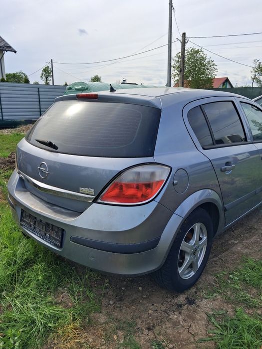 Haion/Bara spate/armatura/lampa stanga dreapta Opel Astra H