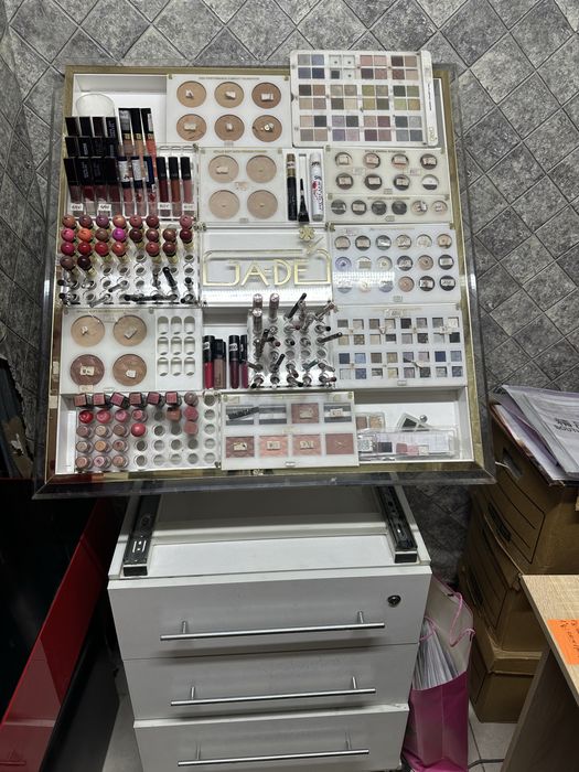 Продам стойки стенды под бренд косметику