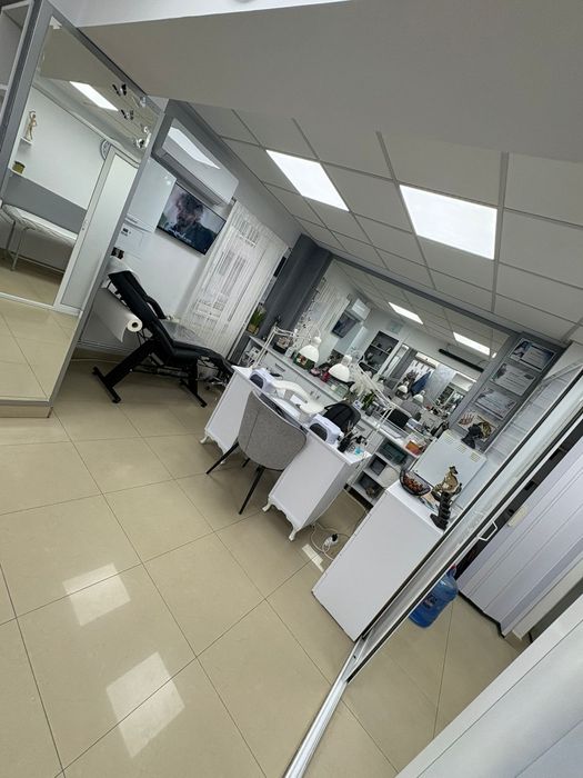 Închiriez cameră salon