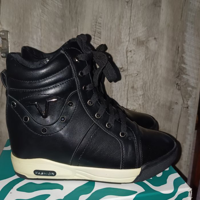 Продам новые кроссовки осень -зима