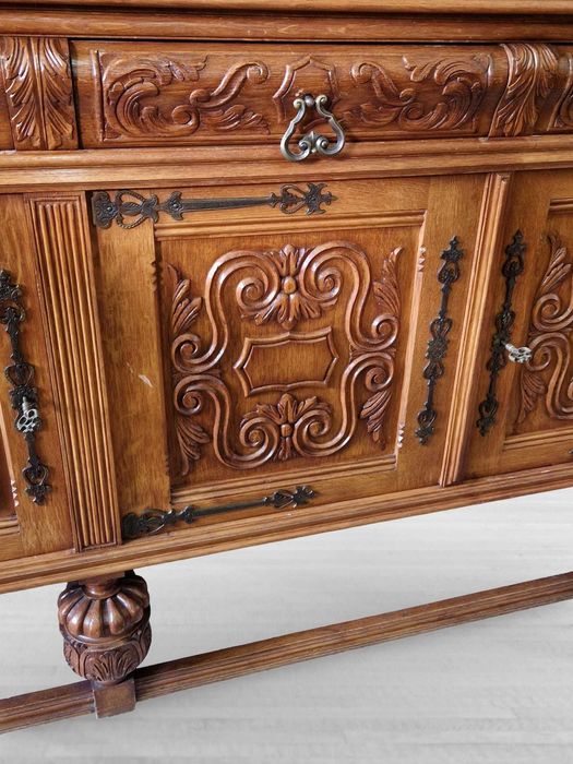 Изящно резбован контрабюфет дресоар от дъбов масив с метален обков