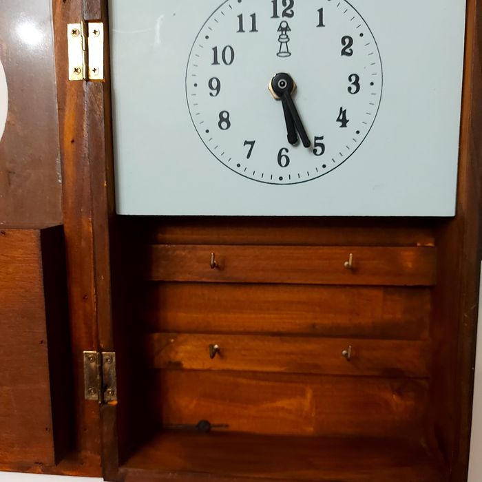 Часовник плюс кутия за ключове 2 в 1