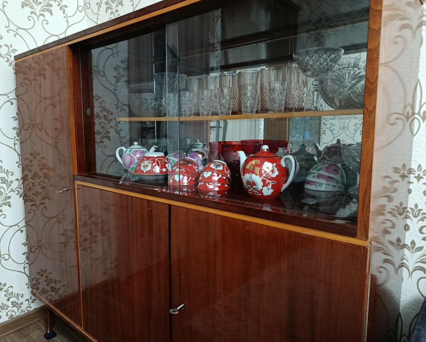 Импортный Сервант, красное дерево