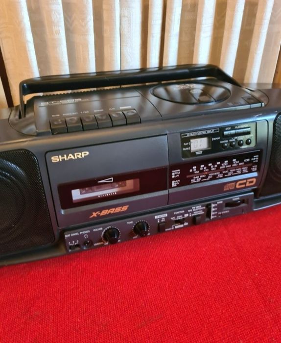 Radio-casetofon vintage Sharp.