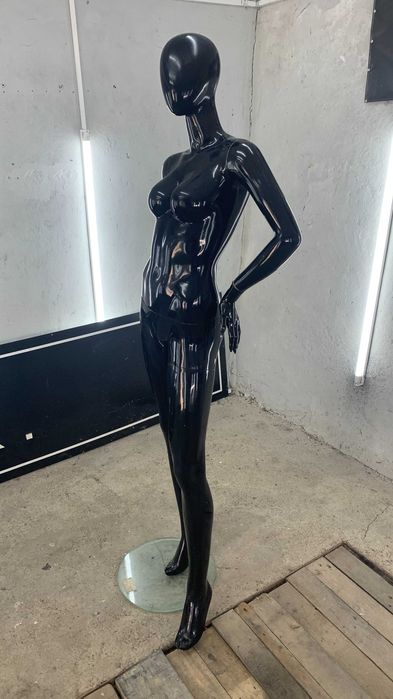 Женски манекен с черен гланцов финиш. за дрехи и рокли