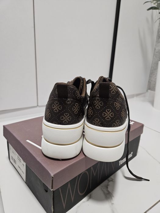 Кожени обувки с връзки