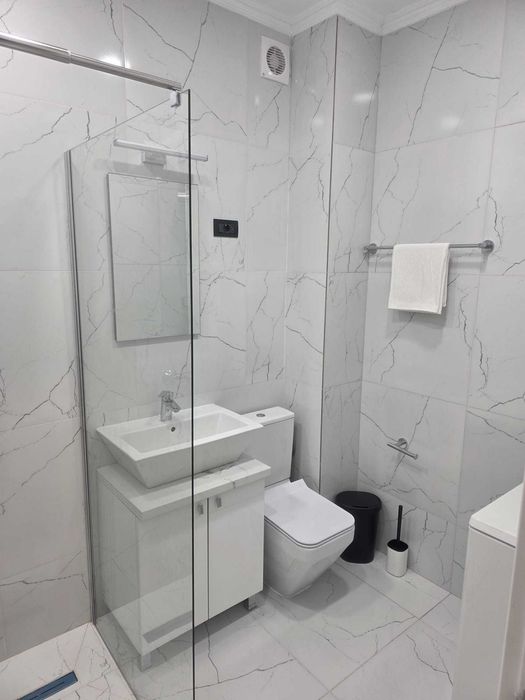 Proprietar,închiriez ap. 1 camera  Intim ,loc de parcare pe C.F.