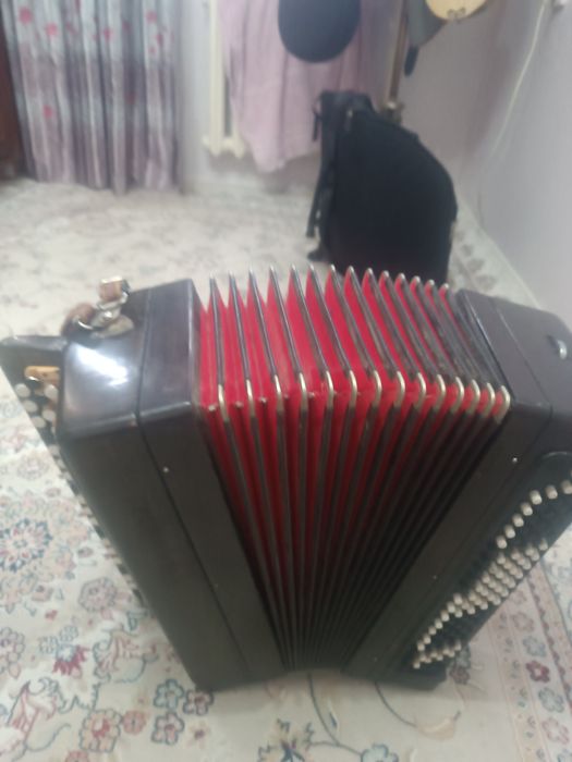 Баян б/у ученический