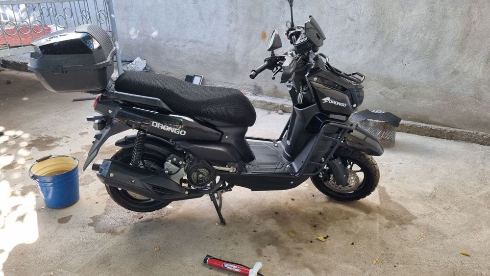 Skuter, benzinda harakatlanadigan avtomat karopka skuter sotiladi