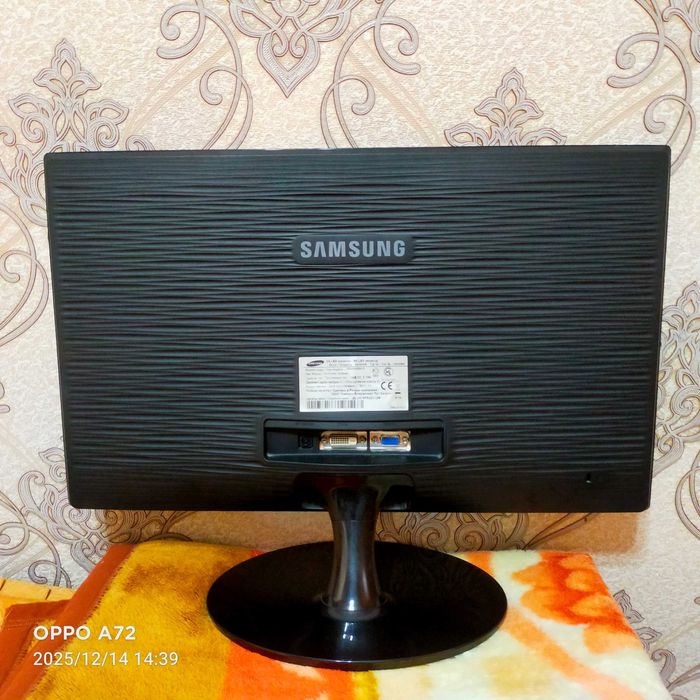 Монитор Samsung s22a300b "мигает экран"