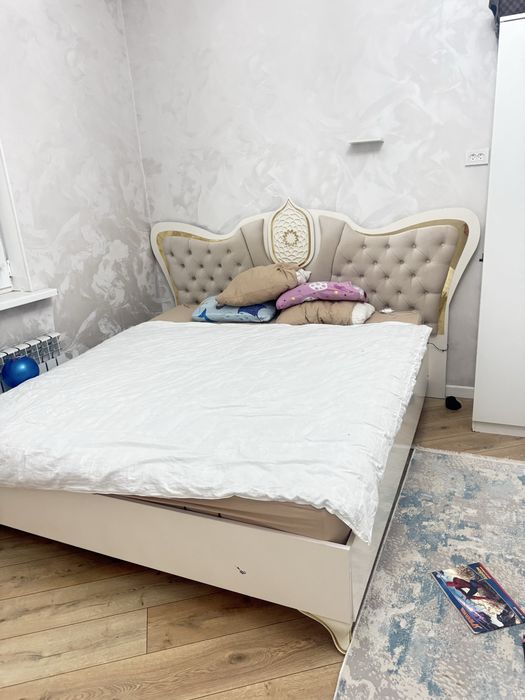 Кровать для спальни продаю
