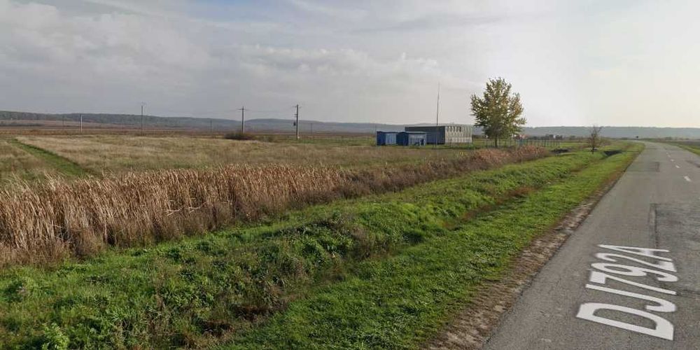 Teren 5.700 mp de vânzare în Chișlaca, jud. Arad, amplasat direct la șosea, într-o poziție foarte bună pentru investiție.