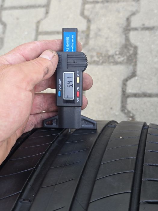 235 40 17 Michelin