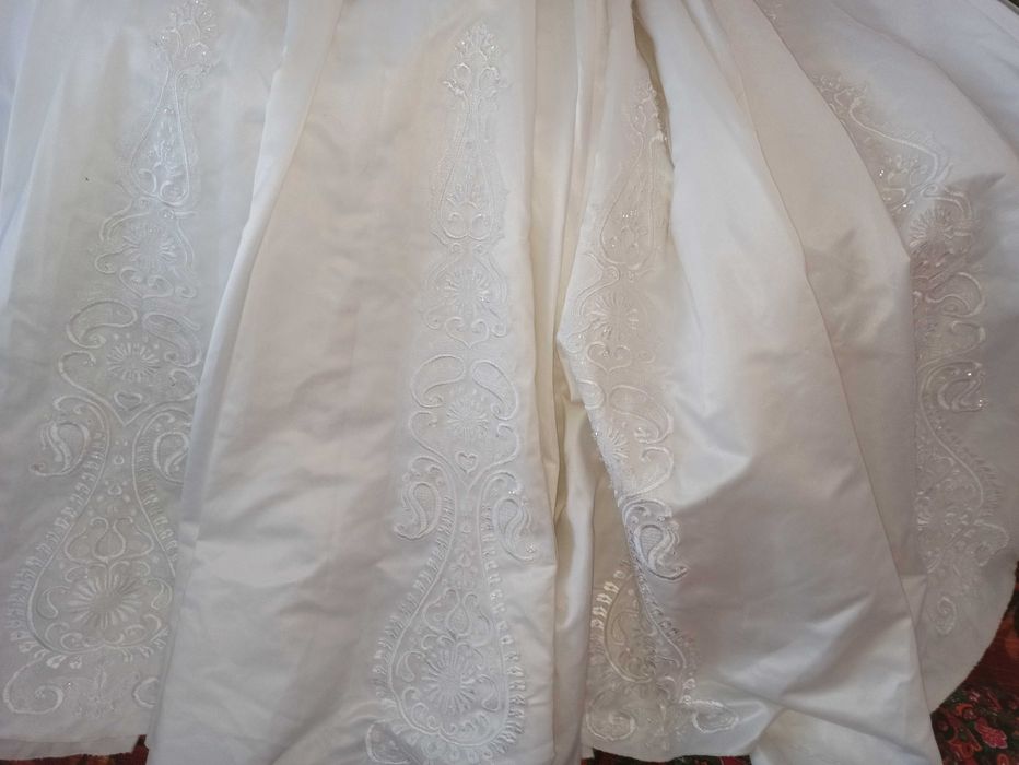 Келин кўйлак сотилади