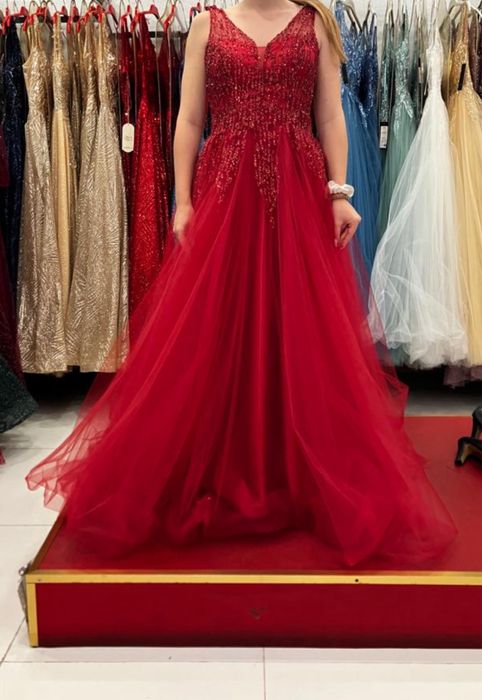 Червена бална рокля