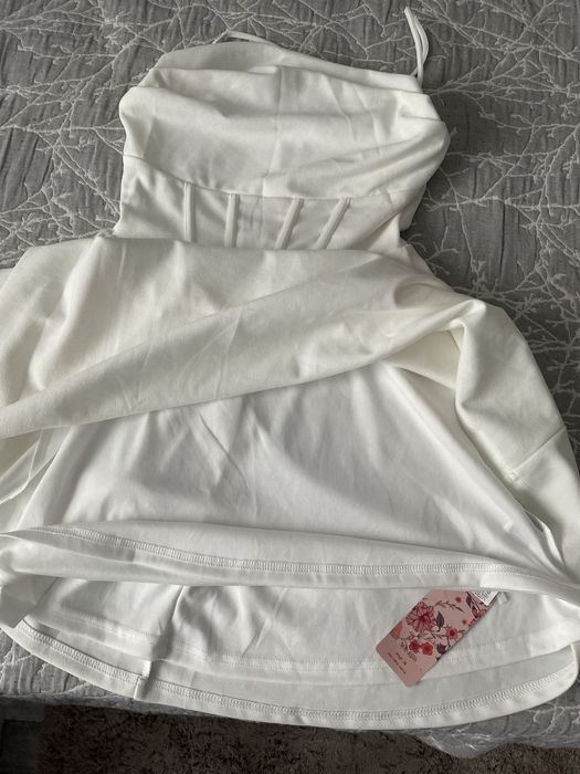 Бяла лятна рокля с корсет и райета