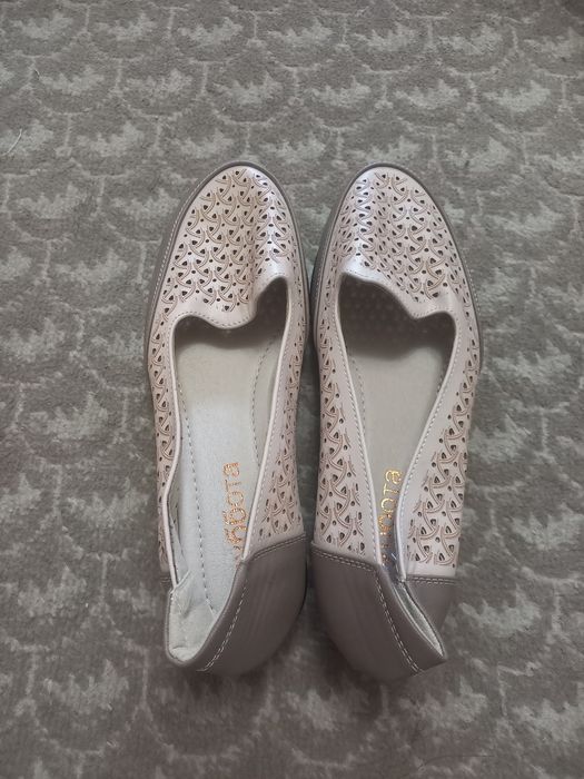 Ayollar yangi oyoq kiyimi sotiladi